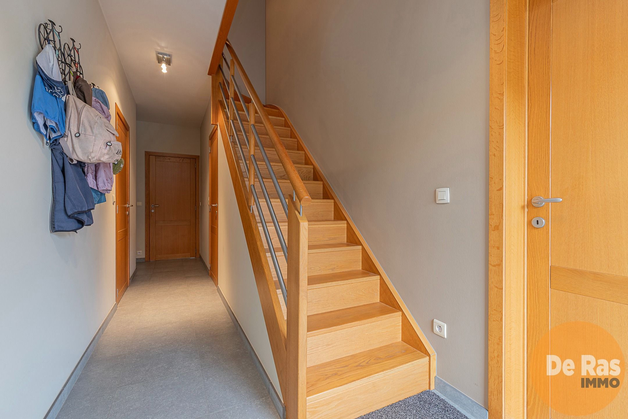 HILLEGEM – Gerenoveerde, ruime HOB met schitterende tuin foto 5