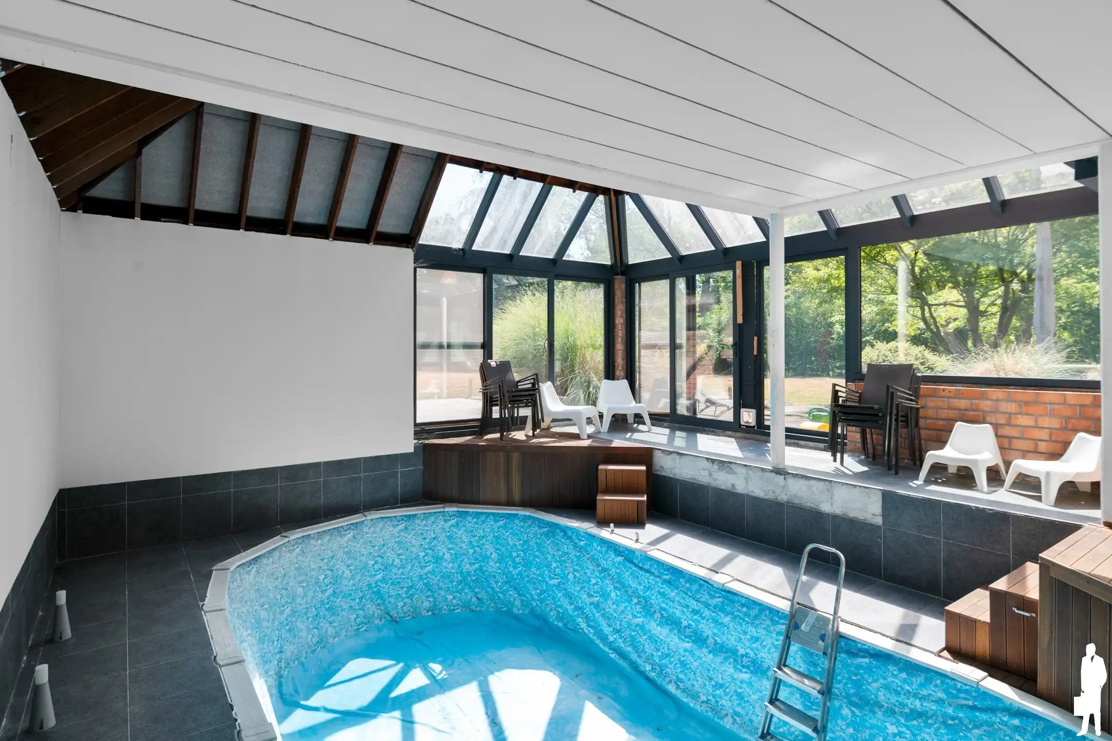 Welgelegen te renoveren villa met 5-7 slpks en 2 badks foto 19