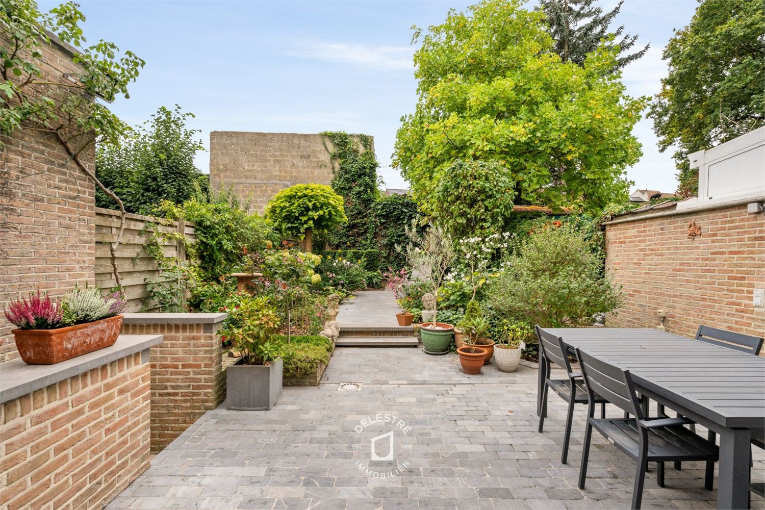 INSTAPKLARE GEZINSWONING MET GARAGE IN RUSTIGE STRAAT foto 4