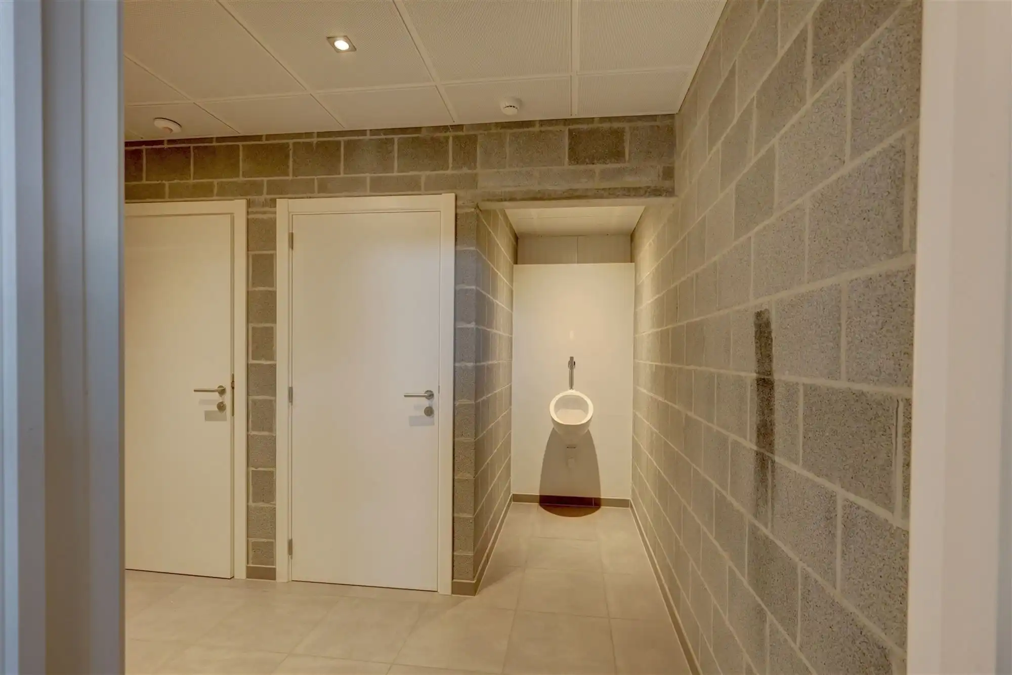 Zeer ruime showroom op een mooie zichtlocatie foto 13