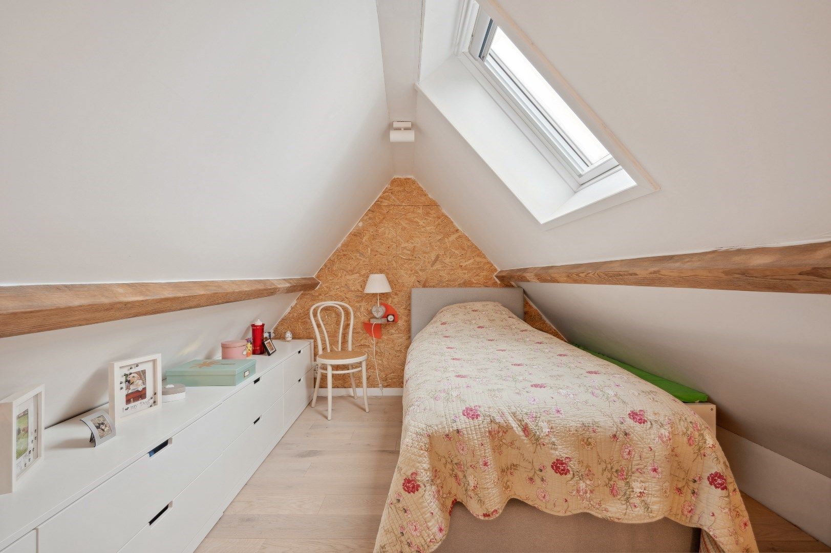 Authentieke volledig gerenoveerde herenwoning met zuidwest gerichte tuin en garage in het hartje van Ieper. foto 35