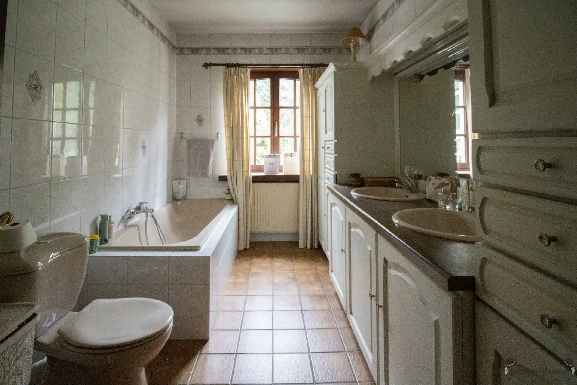 Ruime op te frissen villa met 2 keukens, 2 badkamers en min. 5 slaapkamers op 1.157 m² foto 11