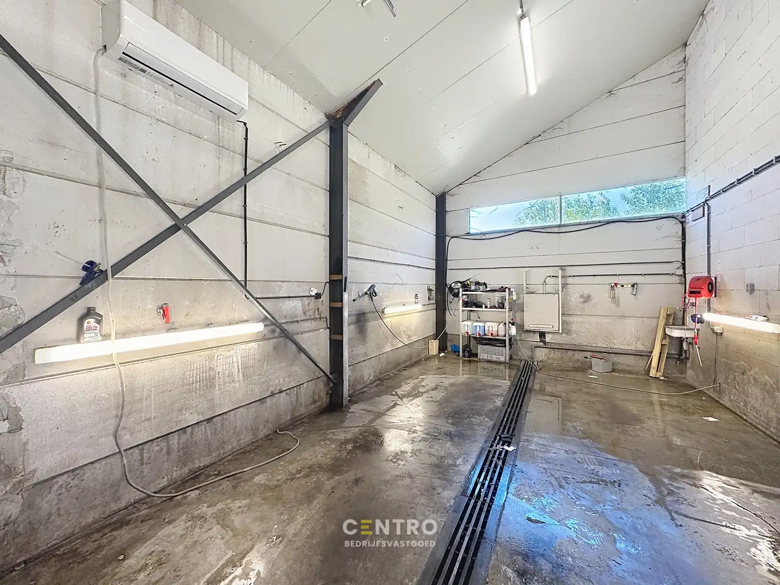 Vernieuwde ruime woning, magazijnen, bijgebouw mét grote parking op zeer strategische locatie (industriegrond) ! foto 4