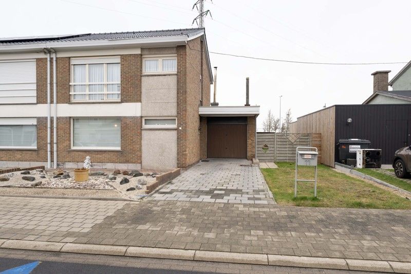 Hoofdfoto van de publicatie: Te renoveren, rustige gelegen halfopen woning met 3 slaapkamers, garage en tuin te koop in Sint-Baafs-Vijve!