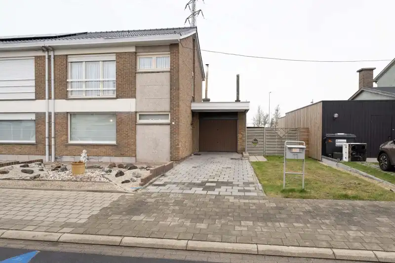 Hoofdfoto van de publicatie: Te renoveren, rustige gelegen halfopen woning met 3 slaapkamers, garage en tuin te koop in Sint-Baafs-Vijve!