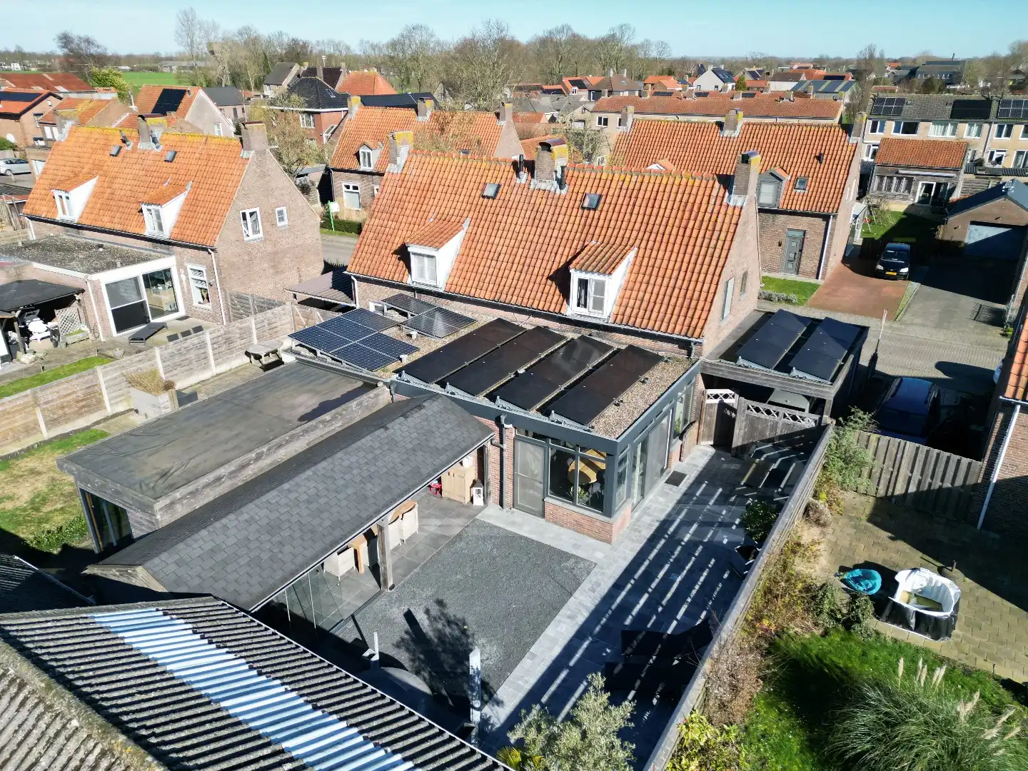 Instapklare twee-onder-een-kapwoning met uitbouw, luxe overkapping en zonnige tuin op het westen  foto 4