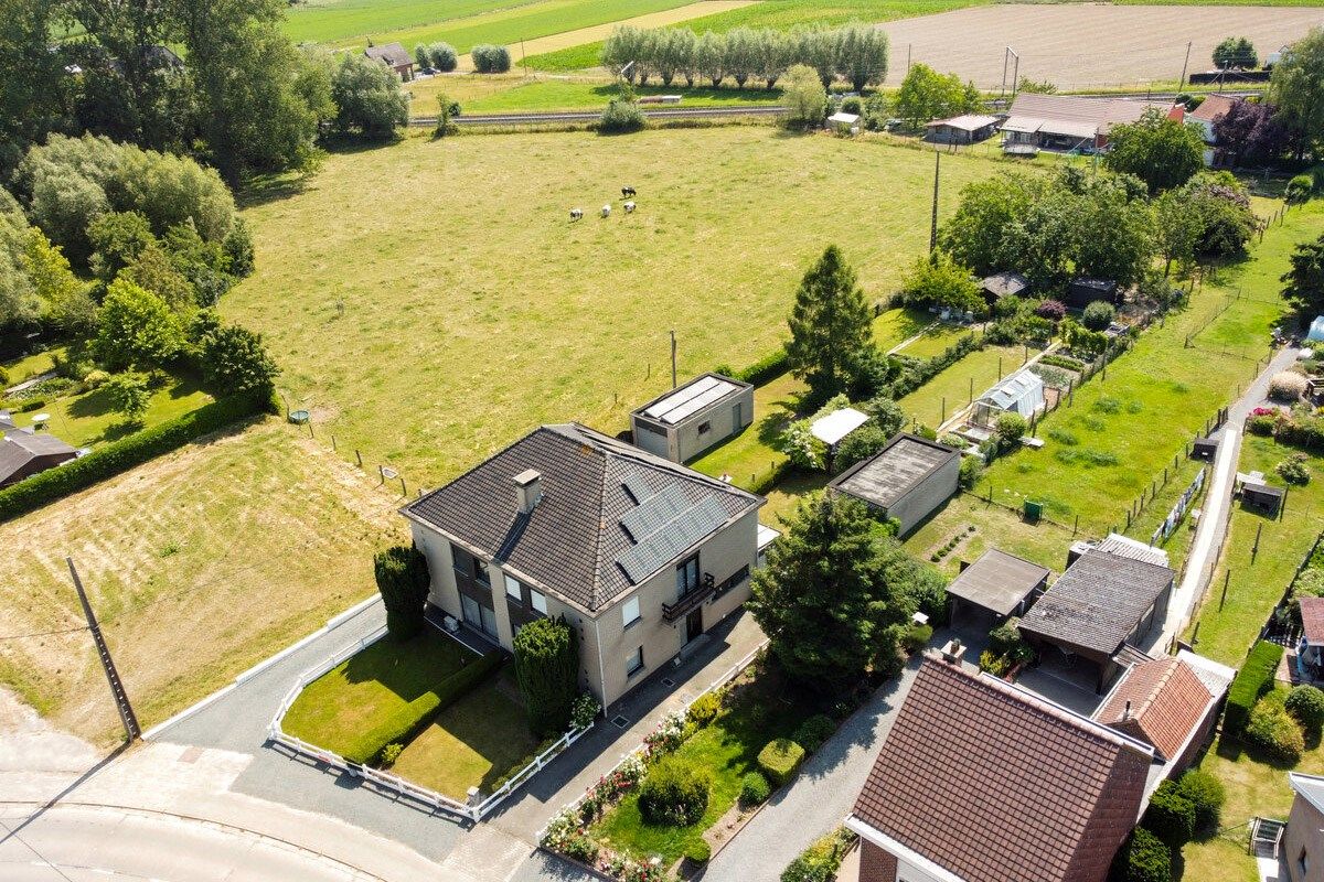 Halfopen bebouwing met 4 slaapkamers en grote tuin. foto 3