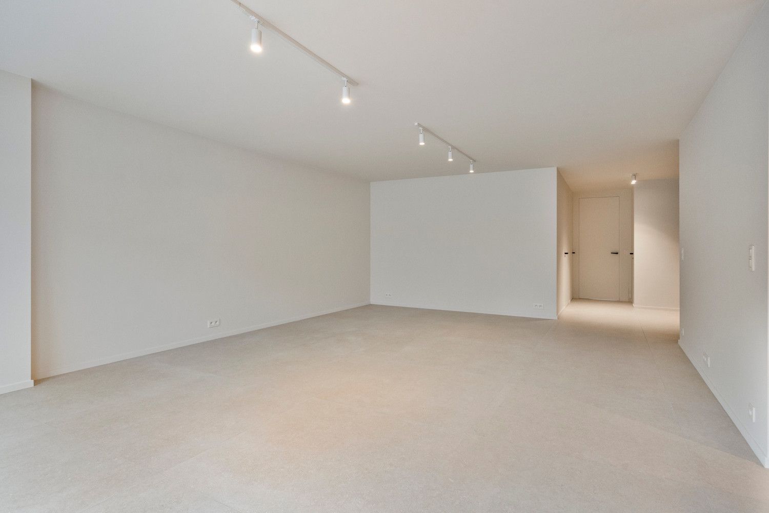 Volledig vernieuwd APP (110m2) met 2 slks, bureau, ruim terras en inpandige parkeerplaats! foto 4