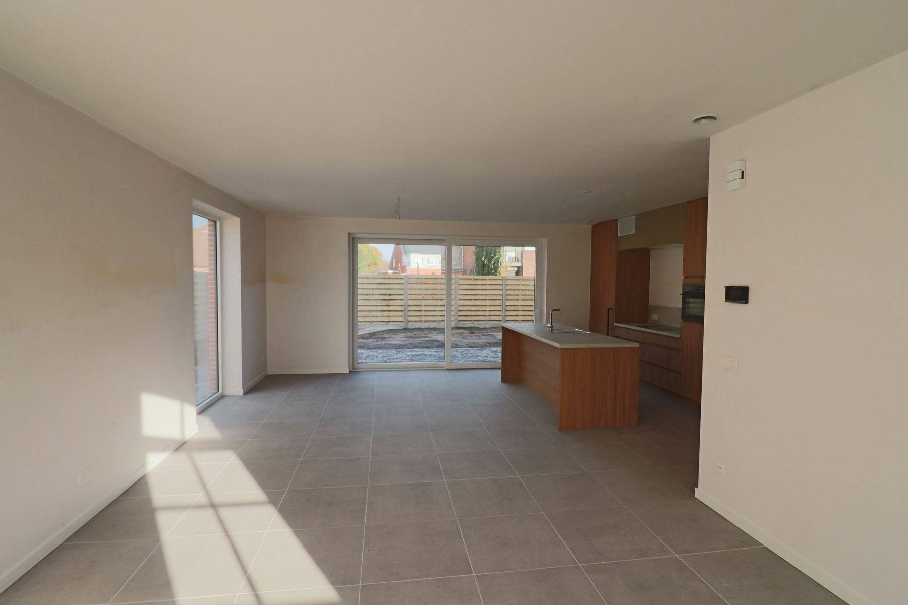 Ruime gezinswoning (ca 245 m²) met 4 slaapkamers op perceel van ca. 303 m². foto 4