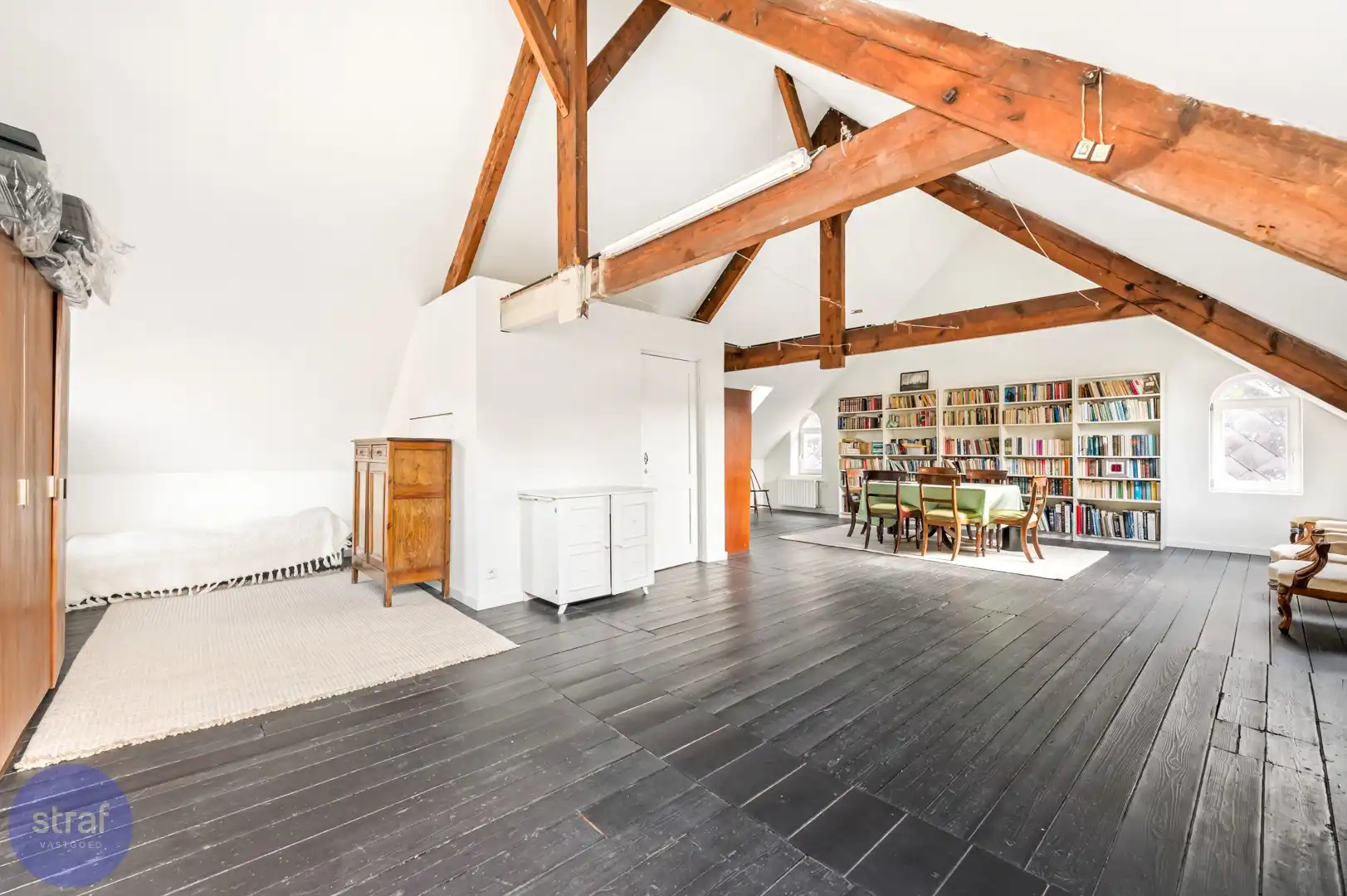 Karaktervolle woning met hoge plafonds en 2 garageboxen foto 20