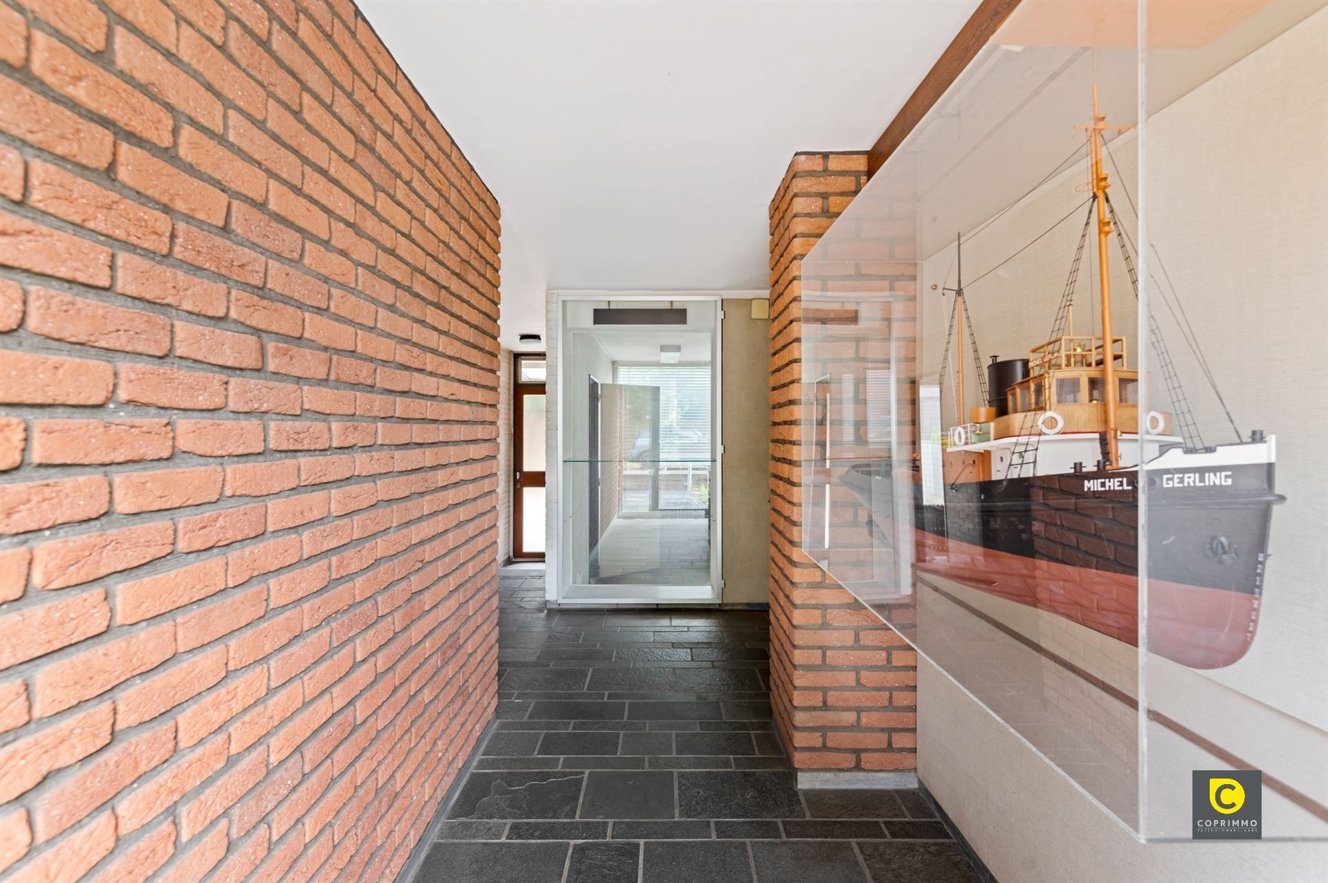 Ruime karakterwoning met tuin in Mortsel foto 2