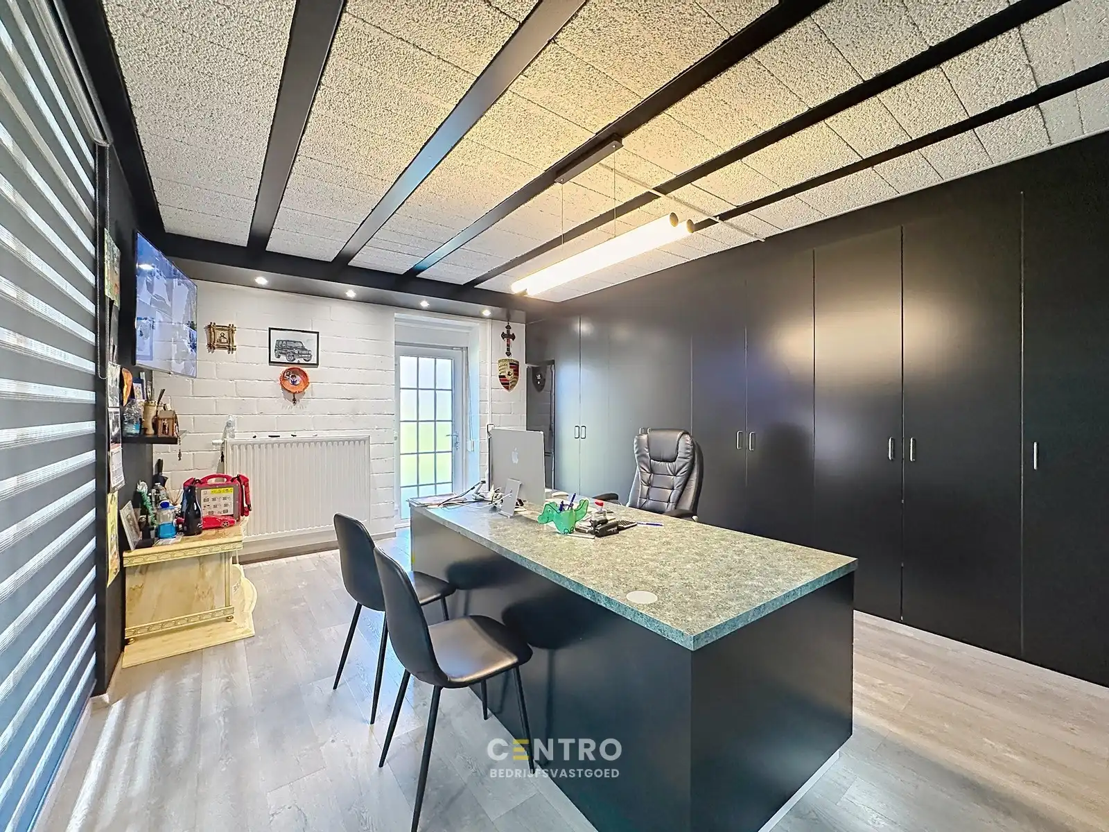 Vernieuwde ruime woning, magazijnen, bijgebouw mét grote parking op zeer strategische locatie (industriegrond) ! foto 7