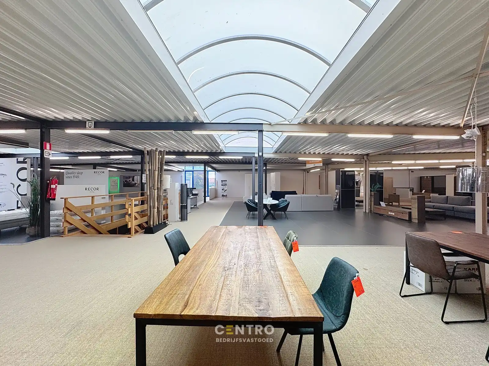 instapklare BAANWINKEL/HANDELSPAND met ruime, private parkeergelegenheid voor de deur. Grondopp.: 3.961m² foto 11