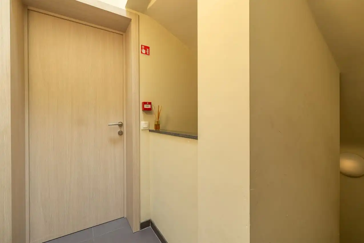 Duplex met groot terras en autostaanplaats nabij station foto 16