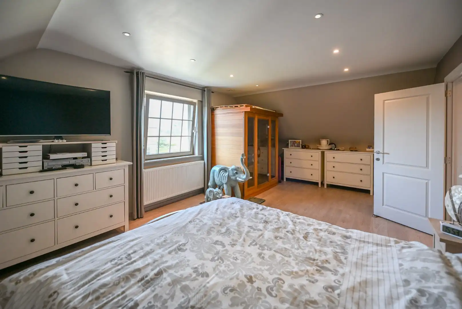 Mooie ruime open bebouwing met 3 slaapkamers en garage  foto 16