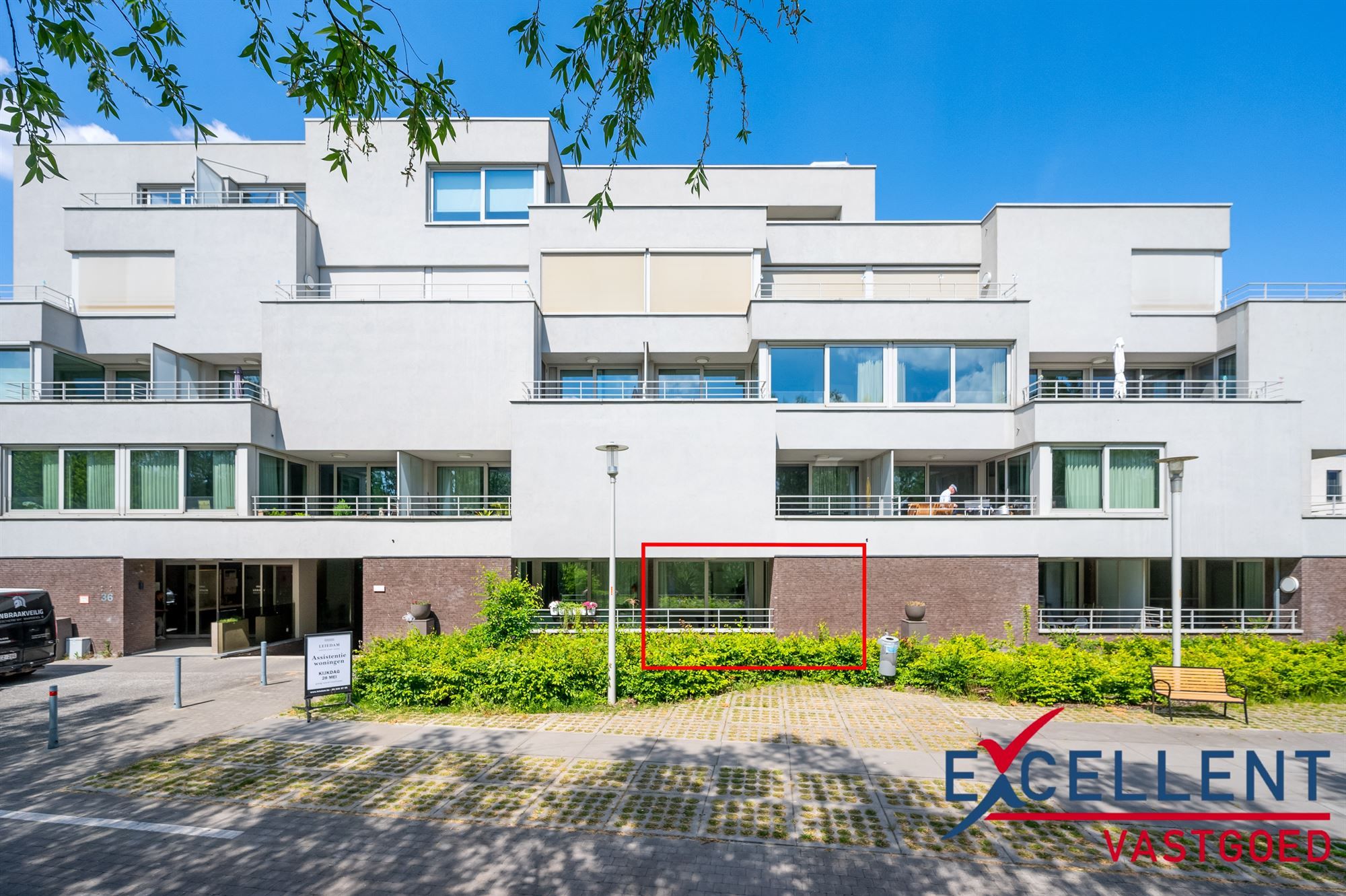 Gezellige serviceflat te koop residentie Leiedam Deinze  foto {{pictureIndex}}