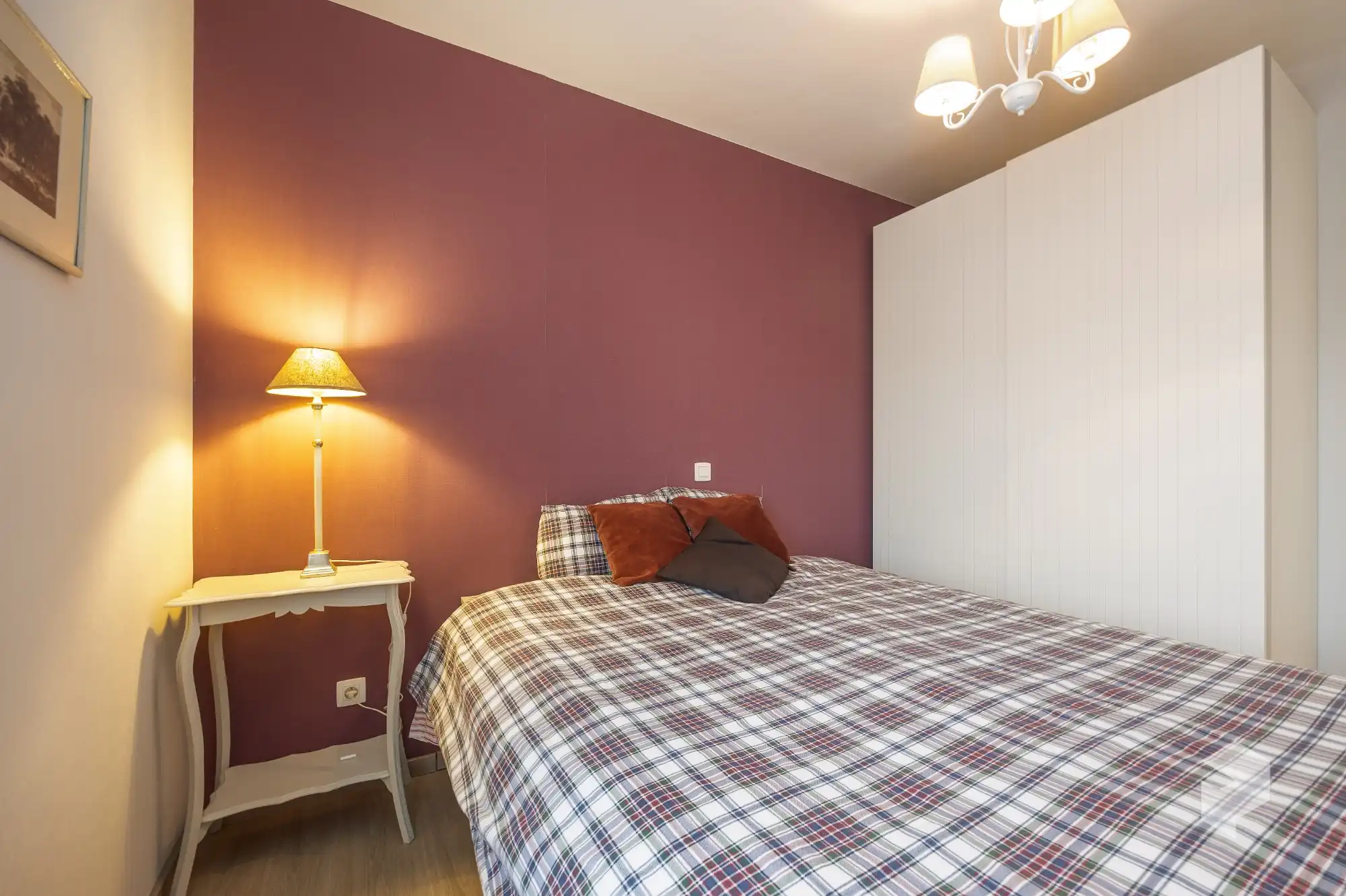 Goed gelegen ruim vernieuwd 2 slaapkamer appartement met terras en grote berging. foto 22