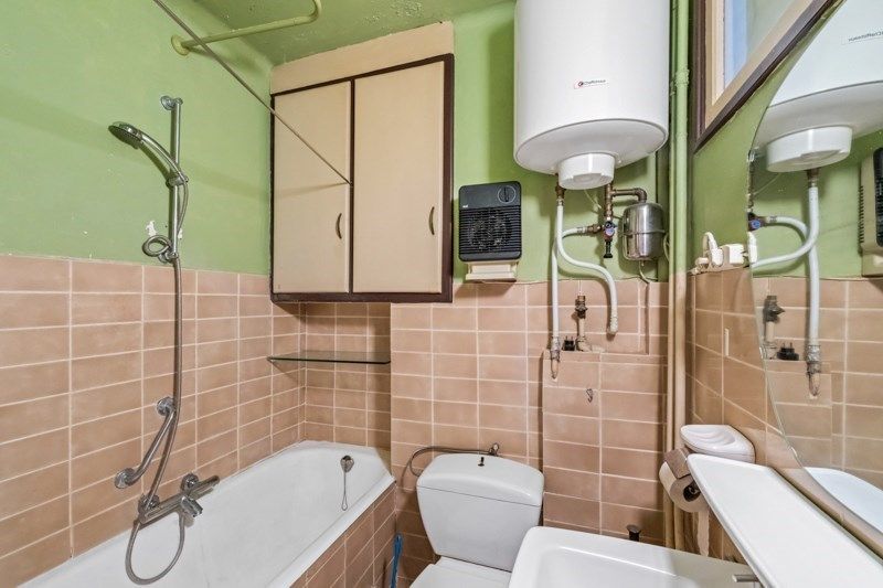 Ruime te renoveren rijwoning met zeer veel mogelijkheden en tuin foto 8