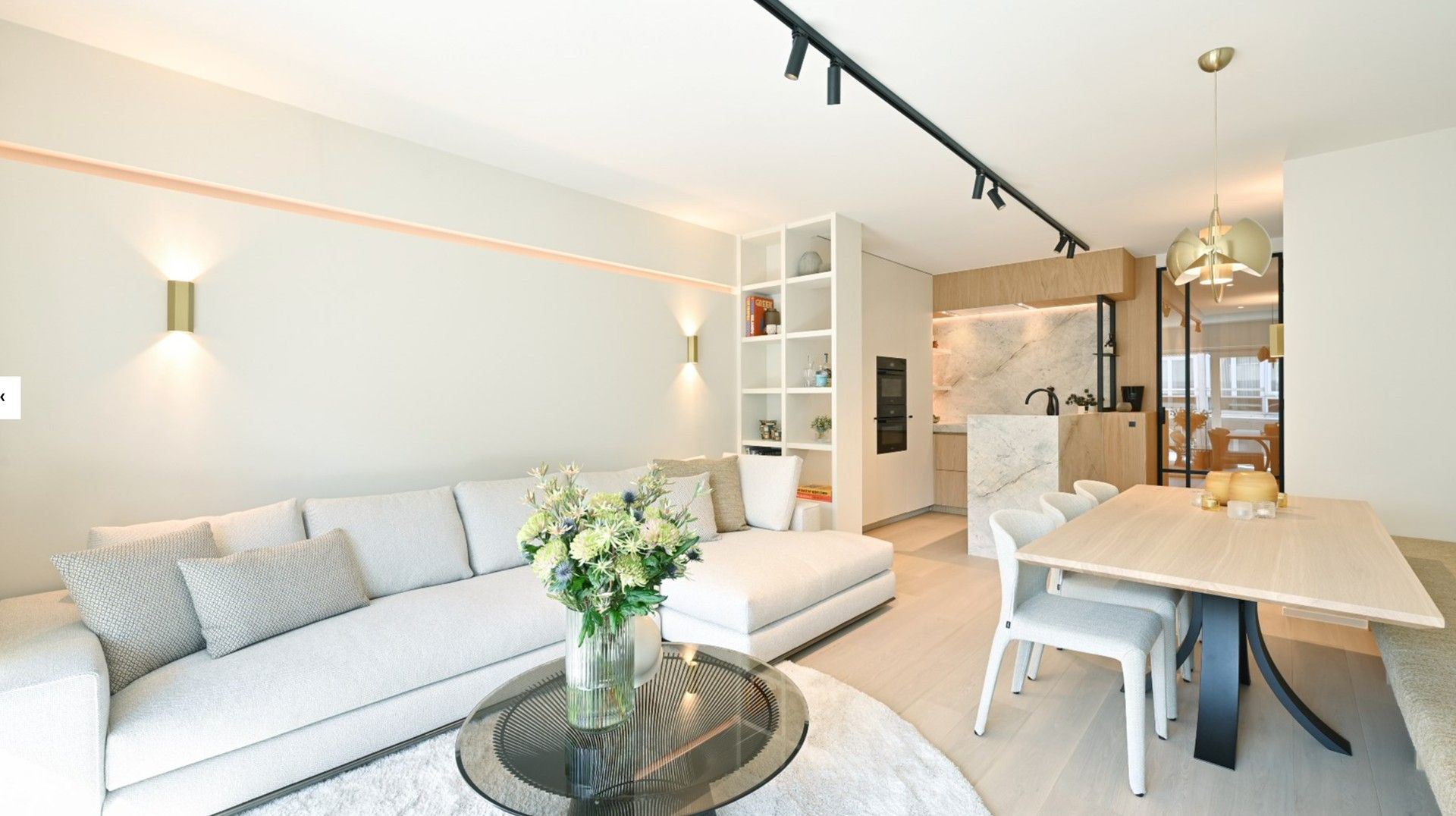 Luxueus appartement met zijdelings zeezicht, gelegen tussen de Kustlaan en de Dumortierlaan. foto {{pictureIndex}}