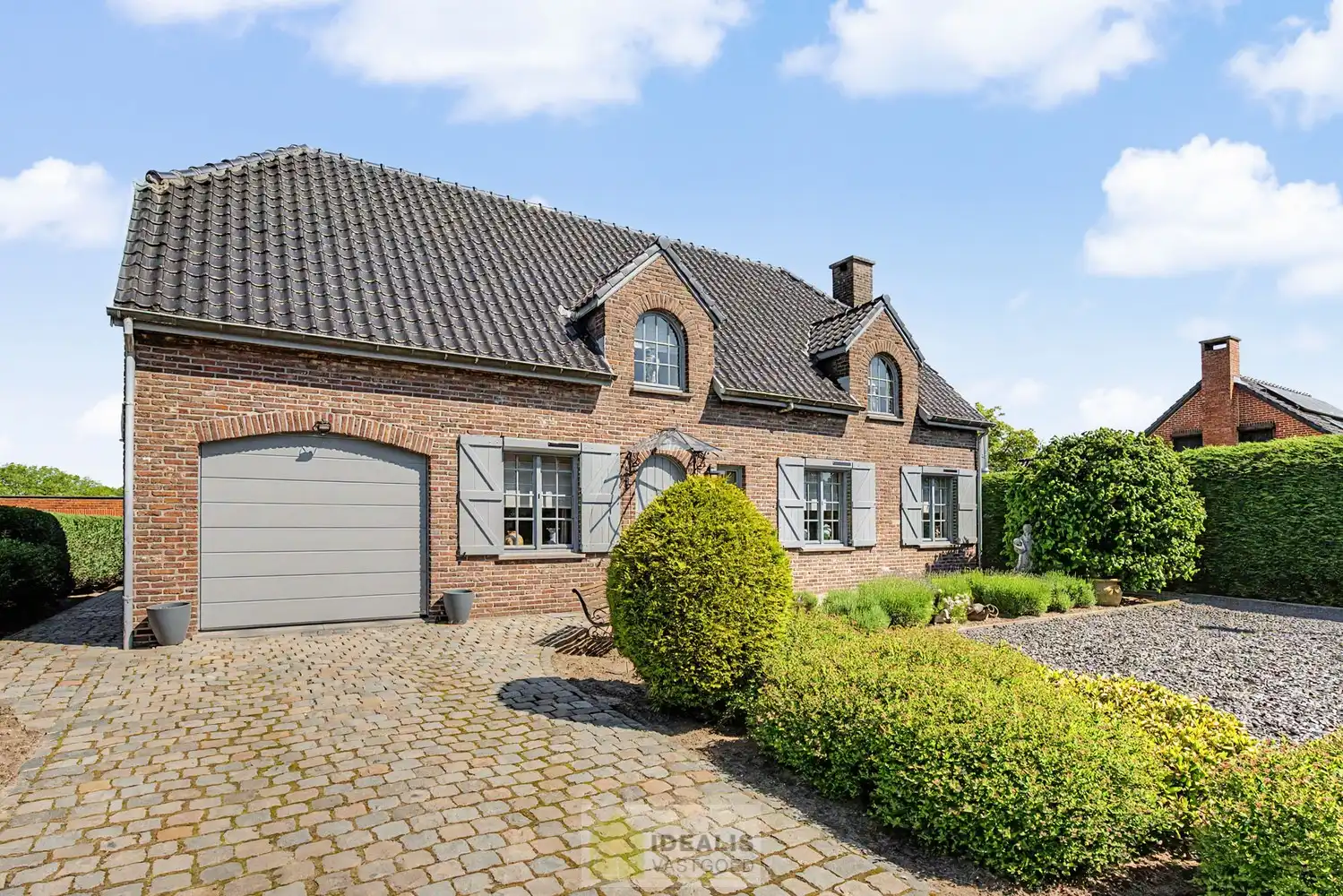 KARAKTERISTIEKE GEZINSWONING OP WANDELAFSTAND VAN HET CENTRUM VAN PEER MET WOONKAMER, GOED UITGERUSTE KEUKEN, BADKAMER, BUREAU, MOGELIJKHEID TOT MAAR LIEFST 4 SLAAPKAMERS EN EEN INPANDIGE GARAGE MET SECTIONALE POORT! - De woning omvat +-204m² bewoonbare oppervlakte en is gelegen op een perceel van +- 9a 46ca (946m²). Zeer geschikt voor kandidaten op zoek naar een centraal gelegen woning met karakter, nog volledig naar smaak op te frissen! foto 3
