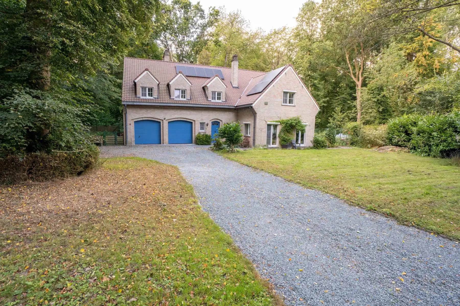 Zeer ruime gerenoveerde woning (± 398 m²) op een perceel van ± 60 are in het prestigieuze Bois de Strihoux foto 2