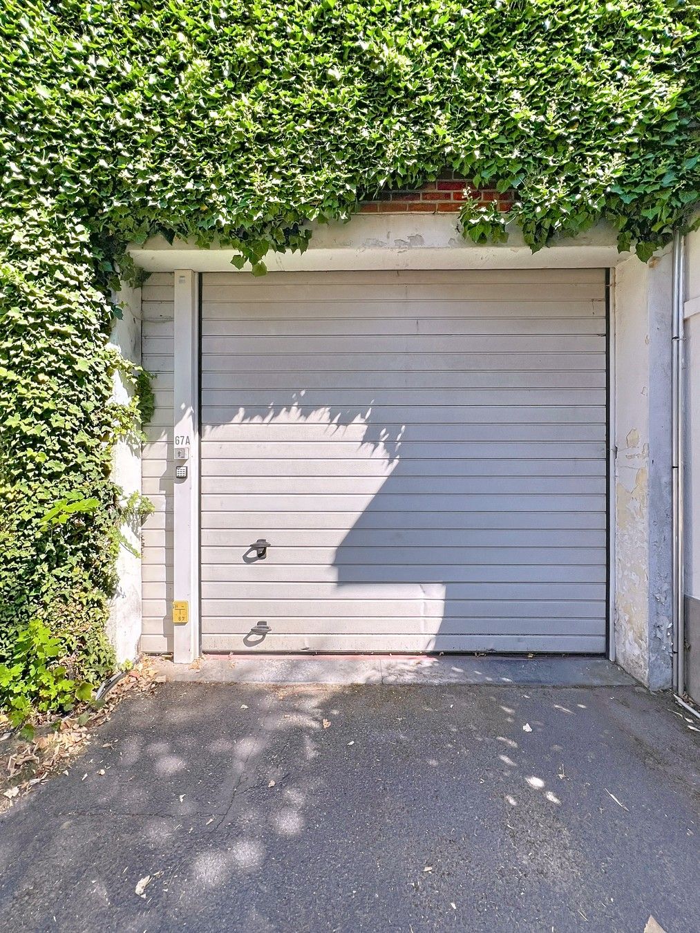 Prachtig HERENHUIS (met o.a. 5 slpk, garage en tuin), apart KANTOOR-gebouw en 630 m2 MAGAZIJNEN op zeer goede ligging te KORTRIJK ! foto 3