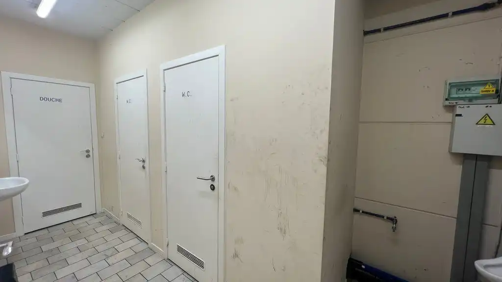 Verwarmd magazijn met kantoren te huur in Industriepark-Drongen foto 14