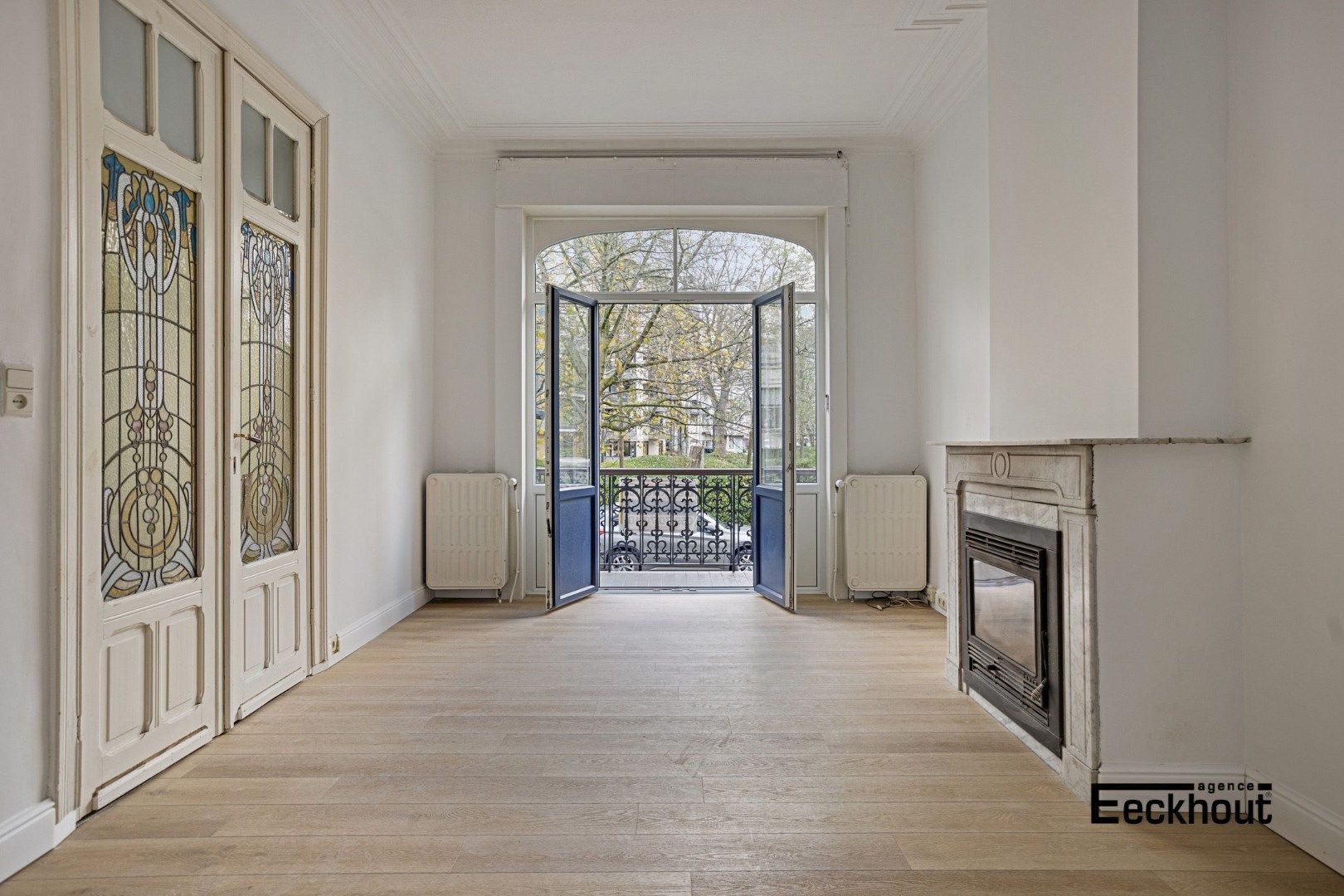 Uniek en ruim (351 m²) herenhuis met garages op topligging te Oostende ! foto 4