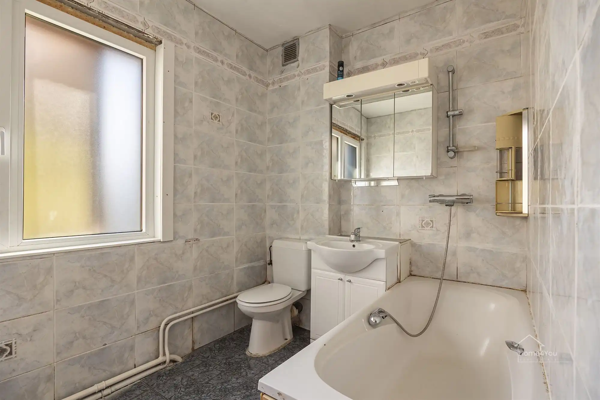 Op te frissen woning met zéér ruime extra zolder foto 15