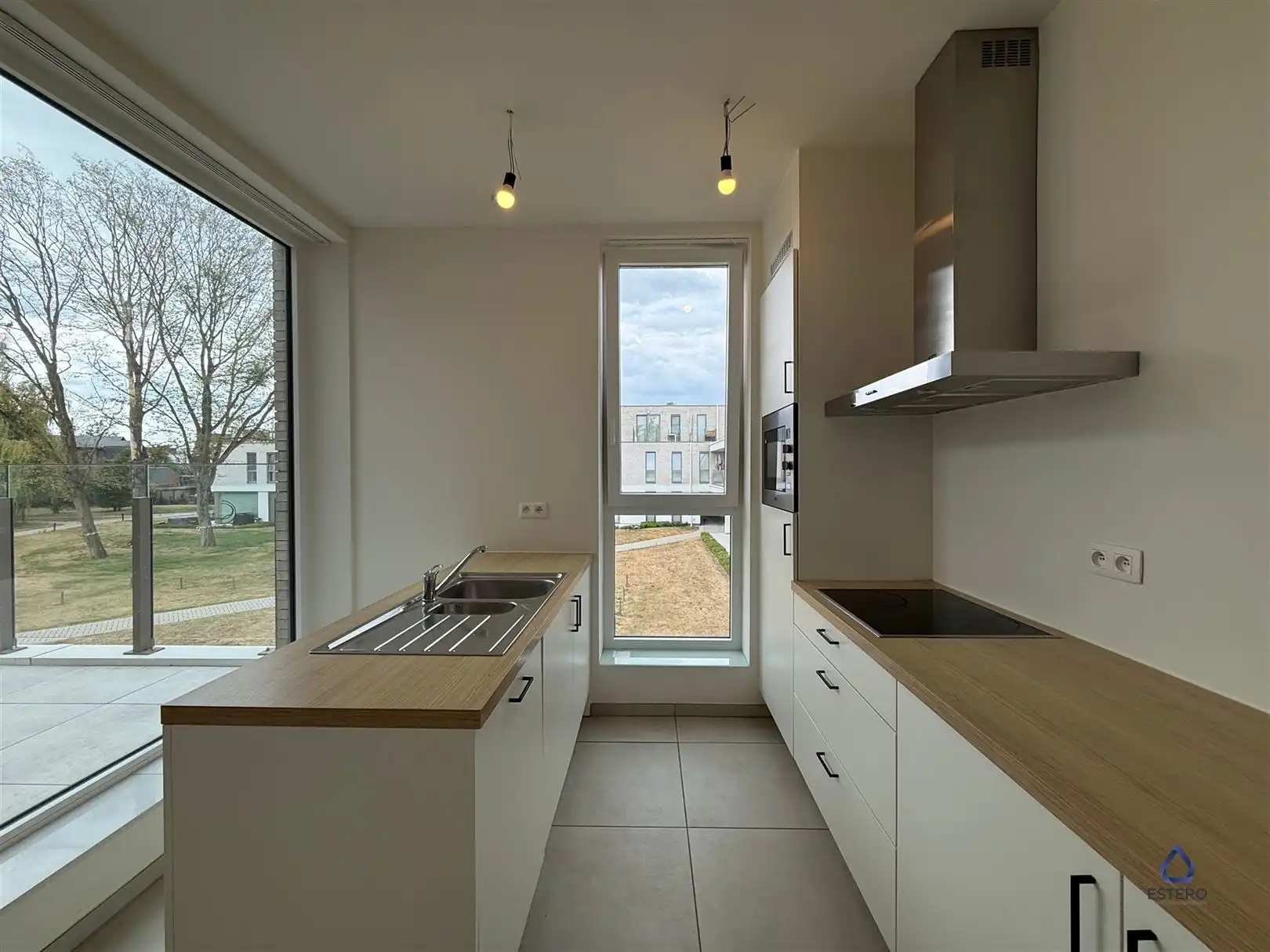 Modern 2-slaapkamerappartement met terras en zicht op groen foto 8