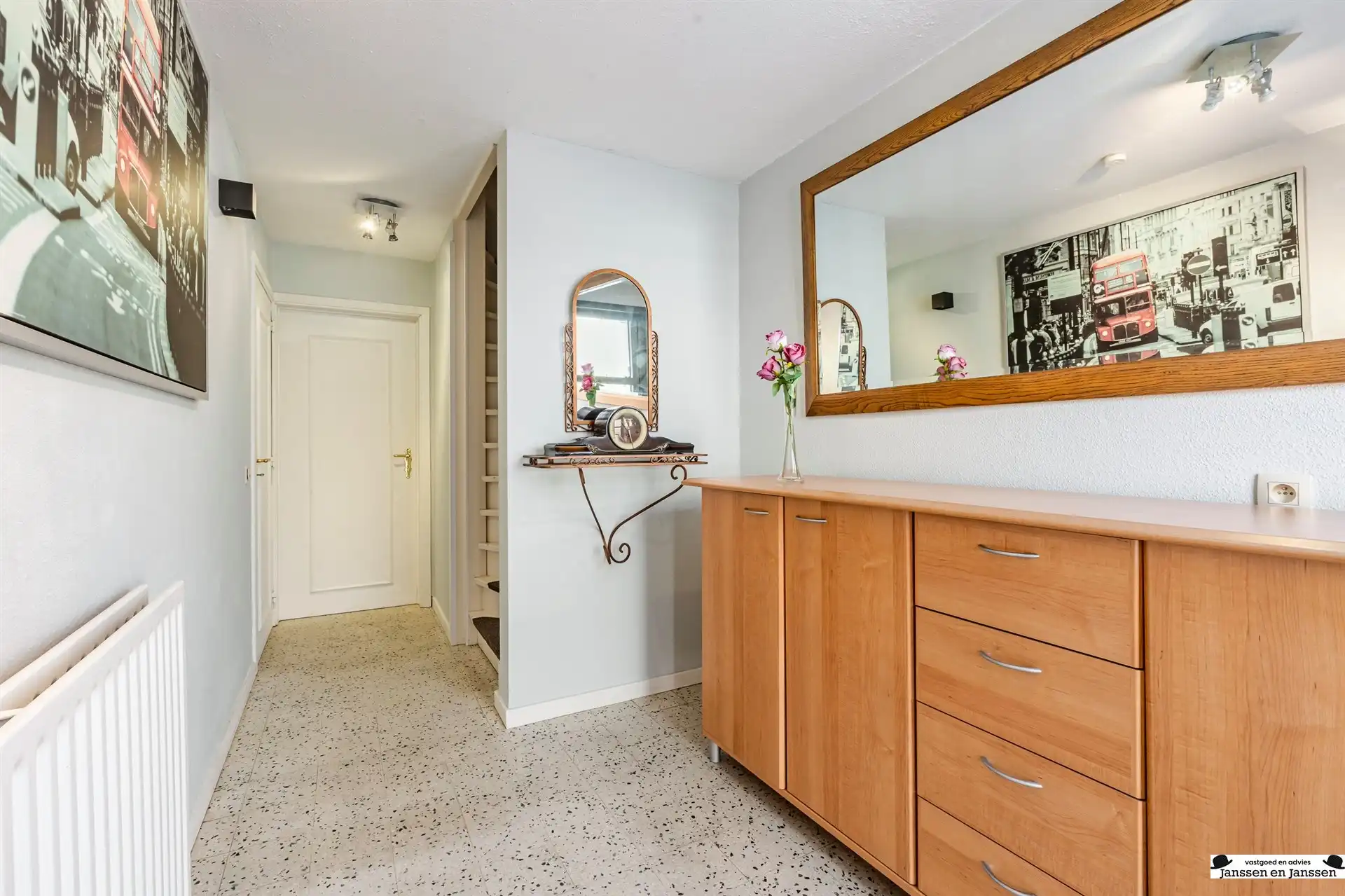 Instapklare bel-etage met 3 à 4 en twee garages! foto 3