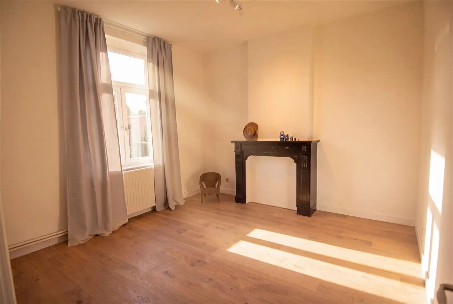 Volledig gerenoveerd, instapklaar herenhuis in eclectische stijl  met 3 slaapkamers(+dressing), mooi aangelegde tuin en autostaanplaats. foto 15