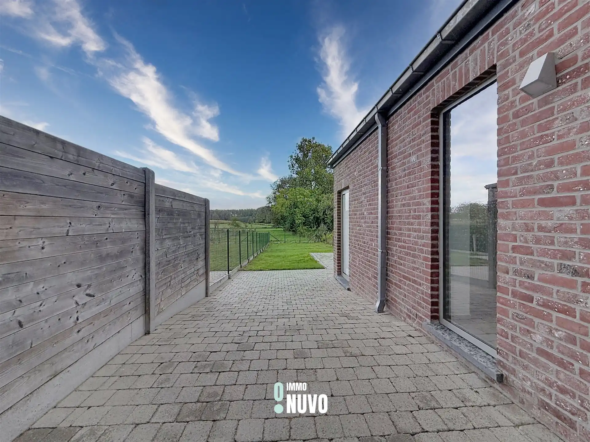 Gezinswoning met 3 slaapkamers, bureau, tuin en garage foto 7