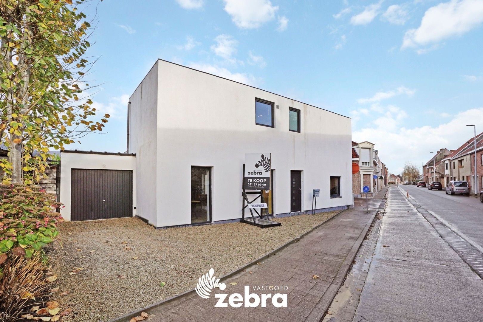 Instapklare gerenoveerde woning met tuin en dakterras te centrum Moorsele! foto {{pictureIndex}}