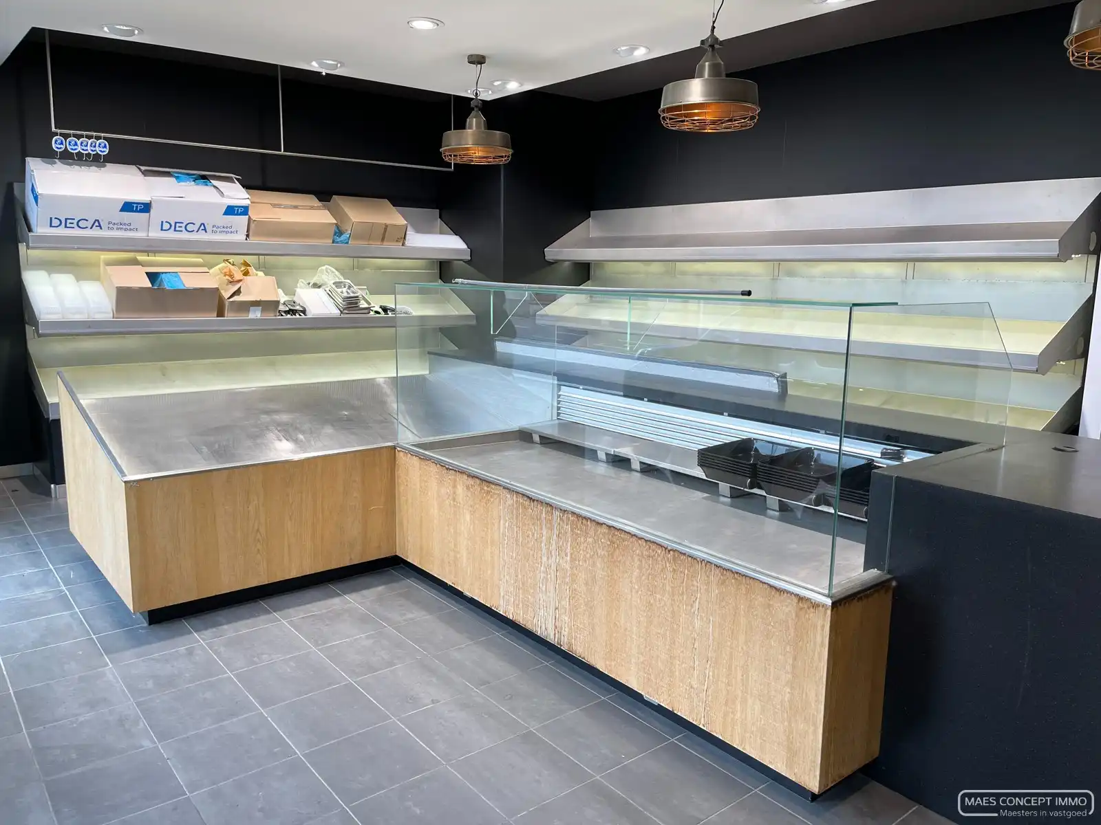 Centraal gelegen handelspand te huur in Anzegem langs drukke invalsweg foto 2