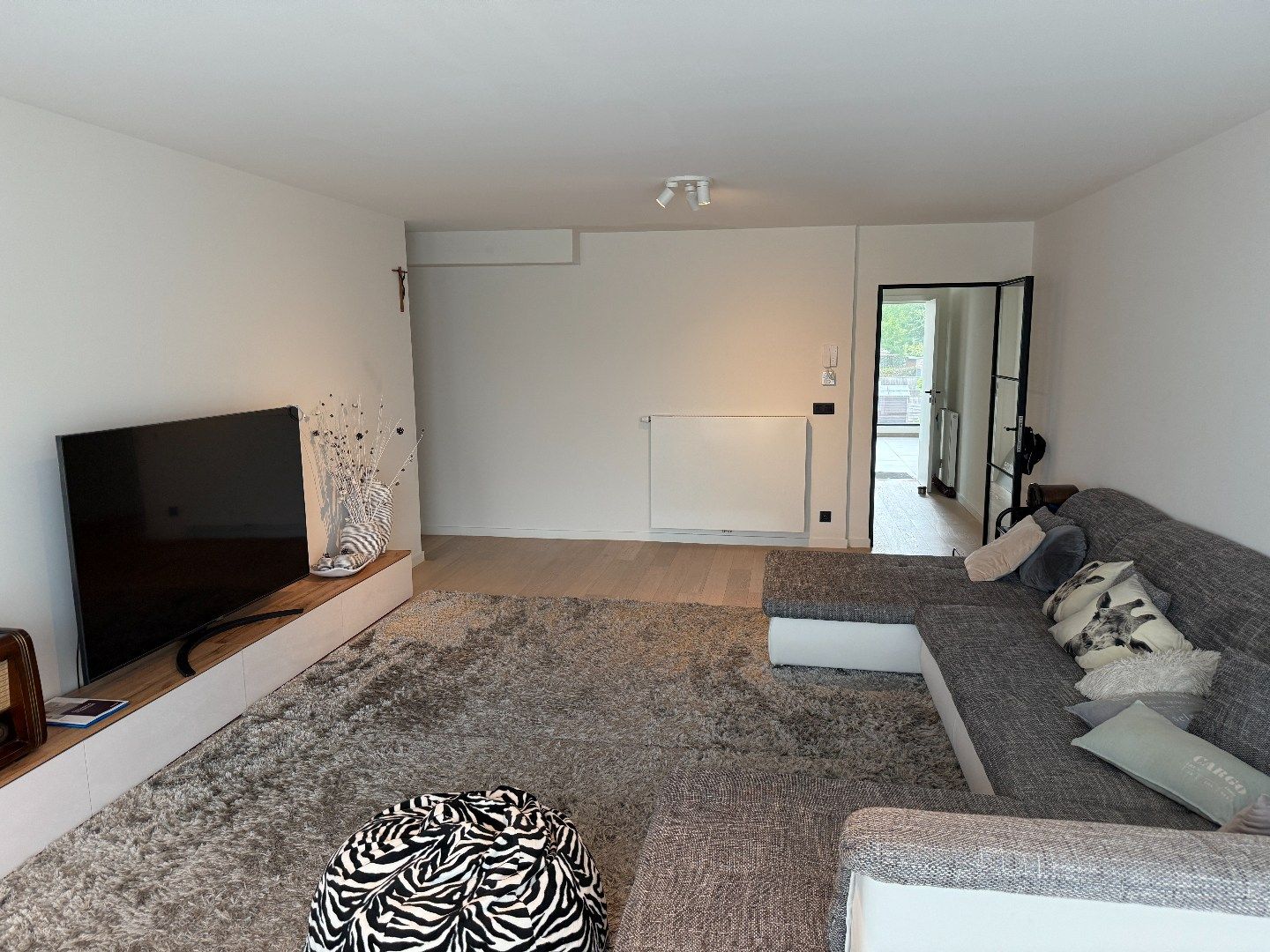 Volledig vernieuwd appartement in centrum Zwijnaarde foto 4