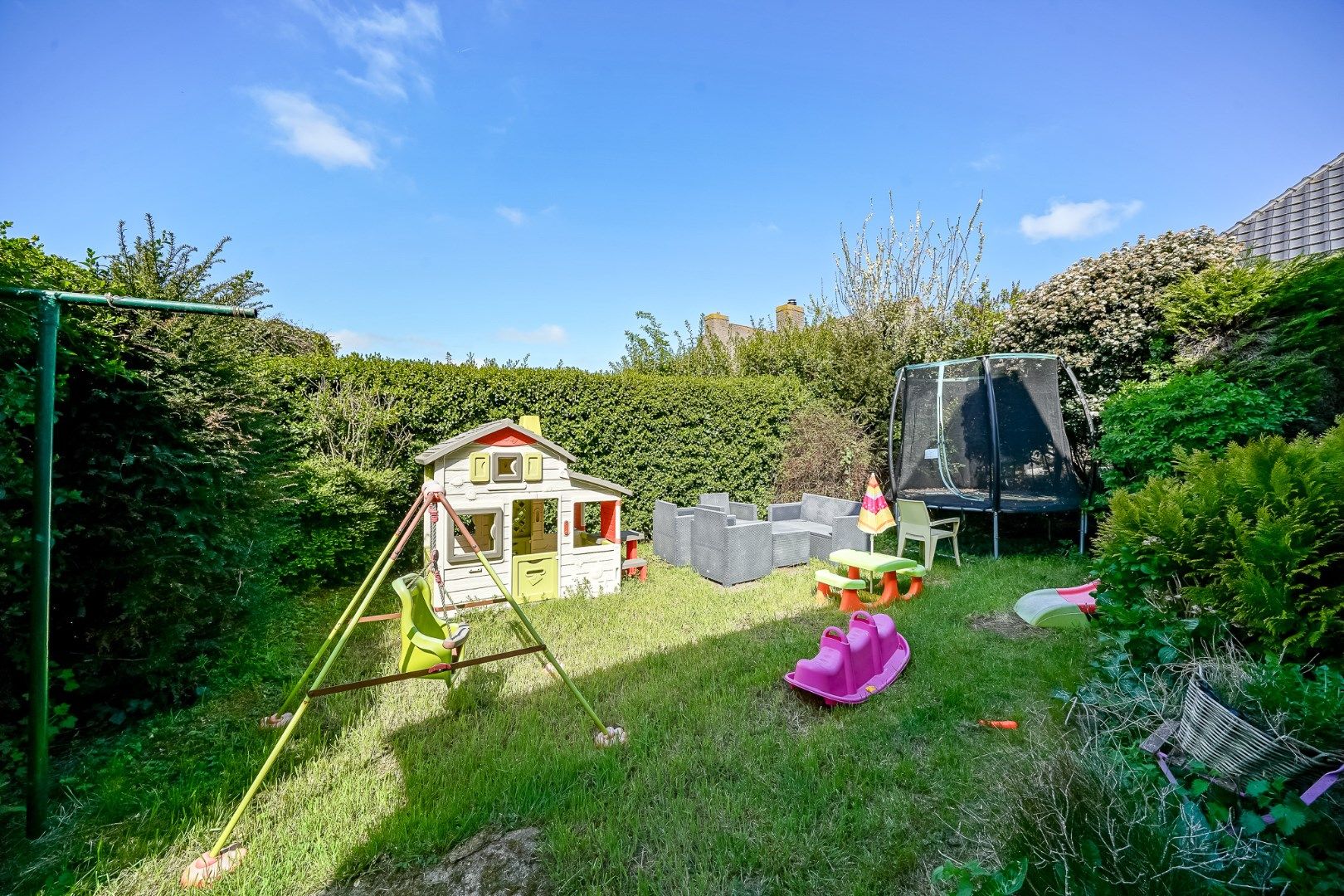 Opbrengstwoning met 2 verhuurde appartementen, tuin en 2 garages in Stene foto 2