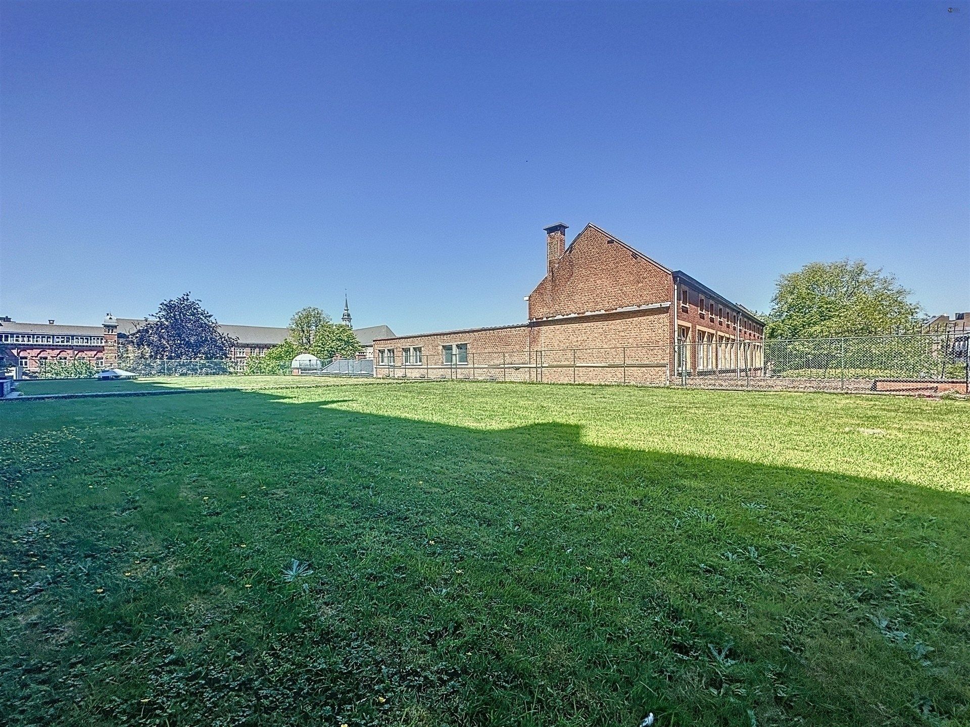 Instapklaar 2-slaapkamer appartement met 40m² terras op toplocatie. foto 14