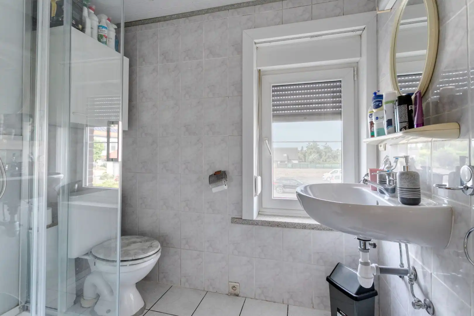 Te renoveren gezinswoning met garage foto 16