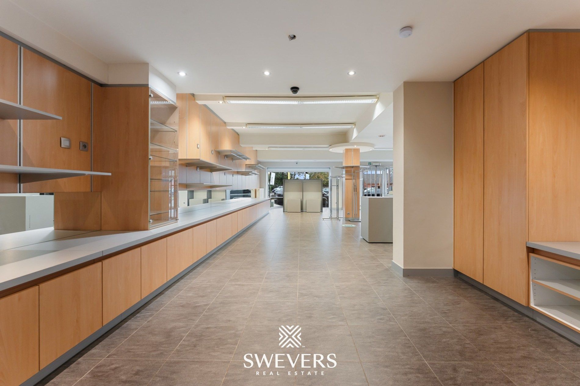 Opbrengsteigendom met handelspand, ruim appartement en uitbreidingspotentieel in hartje Heusden-Zolder foto 2