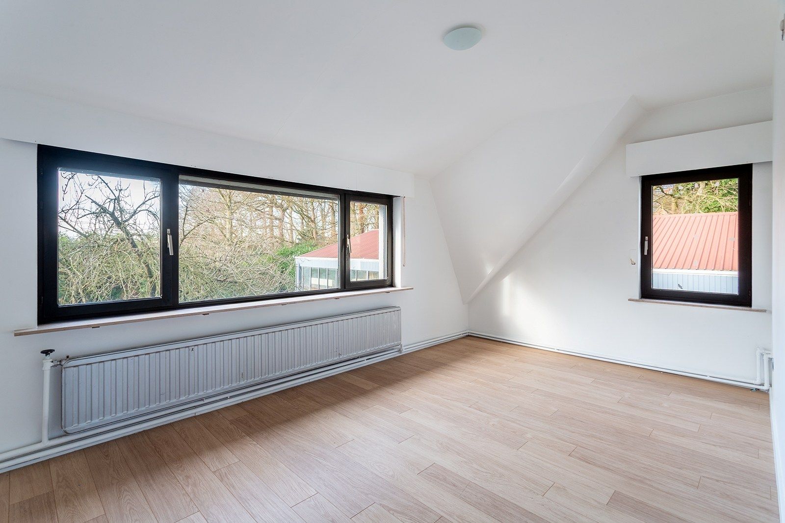 Villa met grote tuin, magazijn én weiland foto 45