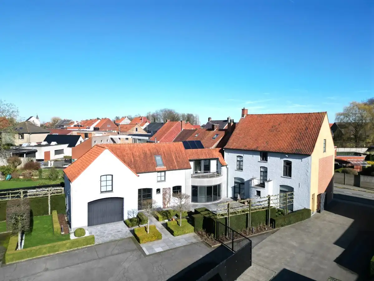 Moorslede - Karaktervolle herenwoning met licht, ruimte en veelzijdige mogelijkheden foto {{pictureIndex}}