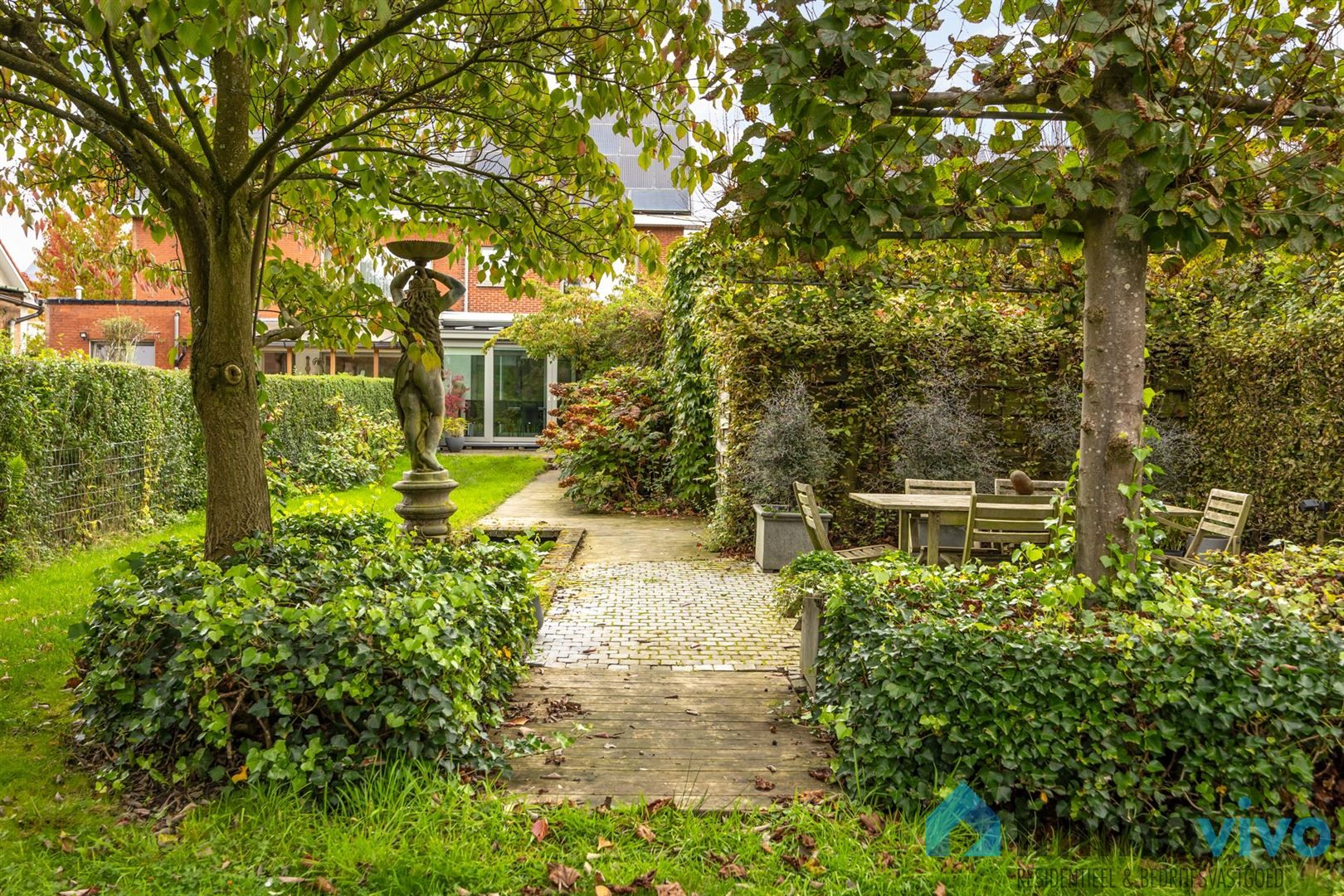 Half open bebouwing met vier slaapkamers en uitzonderlijk perceel foto 8