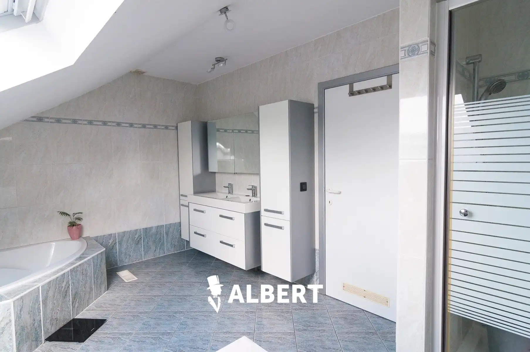  Eengezinswoning van 201m² op groot perceel  in Diepenbeek! foto 26