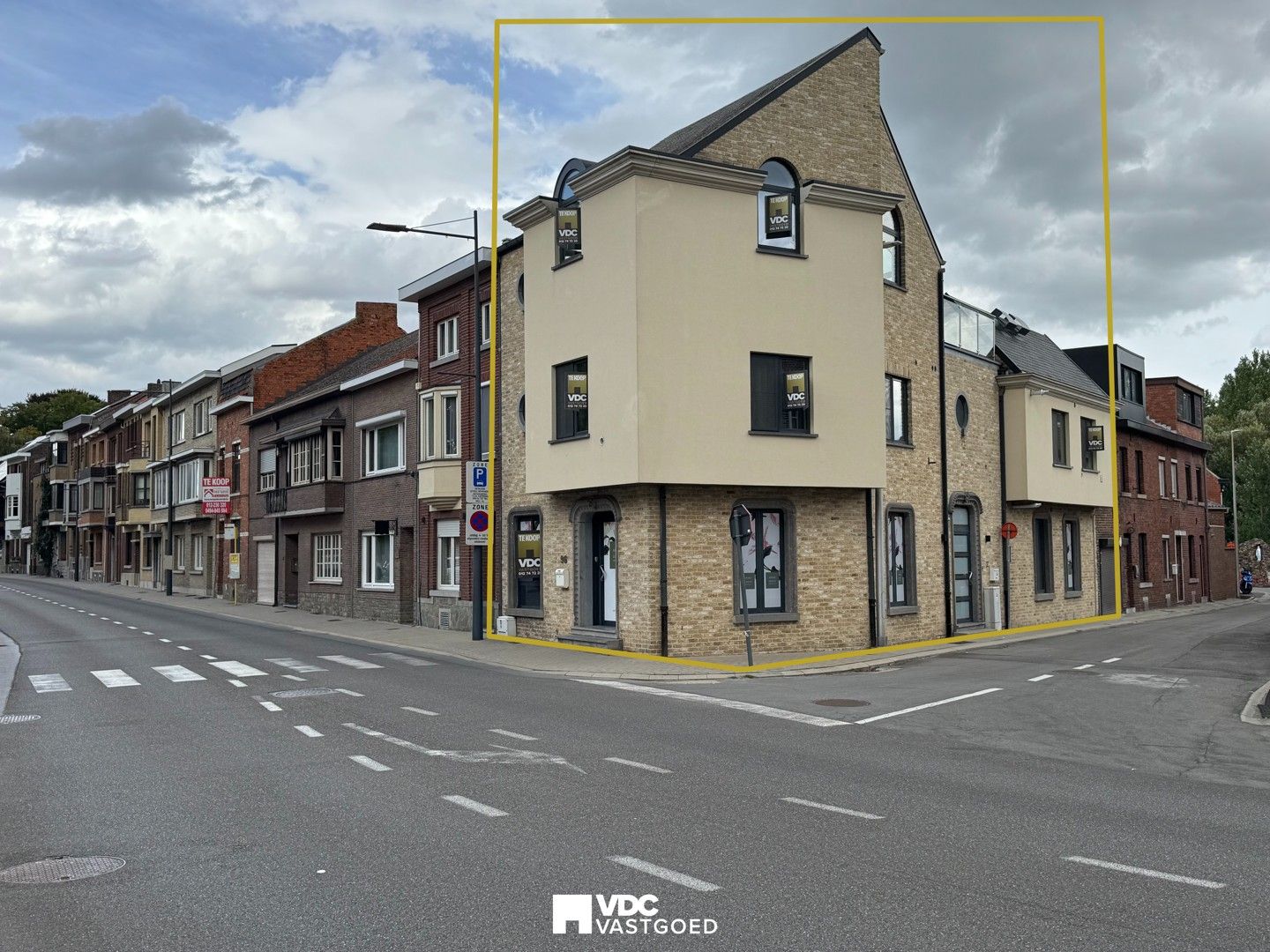 Karaktervol appartementsgebouw met duplex en vakantielogie in het hart van Tongeren foto {{pictureIndex}}