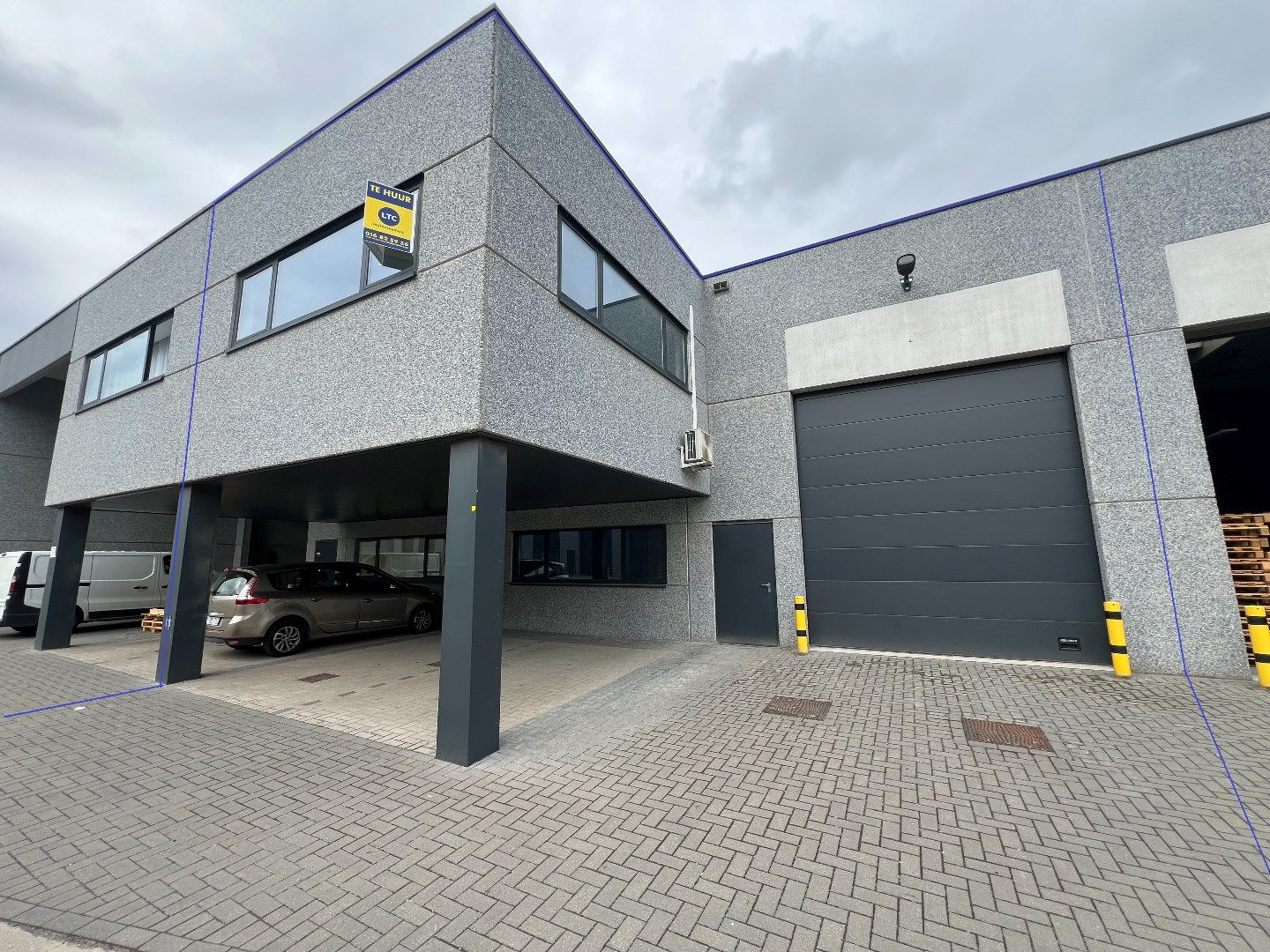 Zeer goed gelegen moderne industriehal van +/- 212m² (+ 36m² kantoorruimte) foto 1