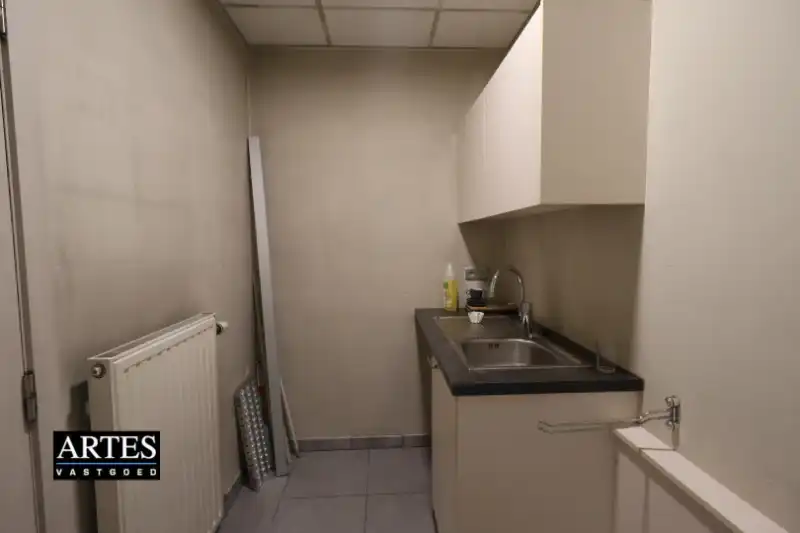 Handelspand van 122 m² in Genk-centrum, tegenover Shopping 1 foto 9