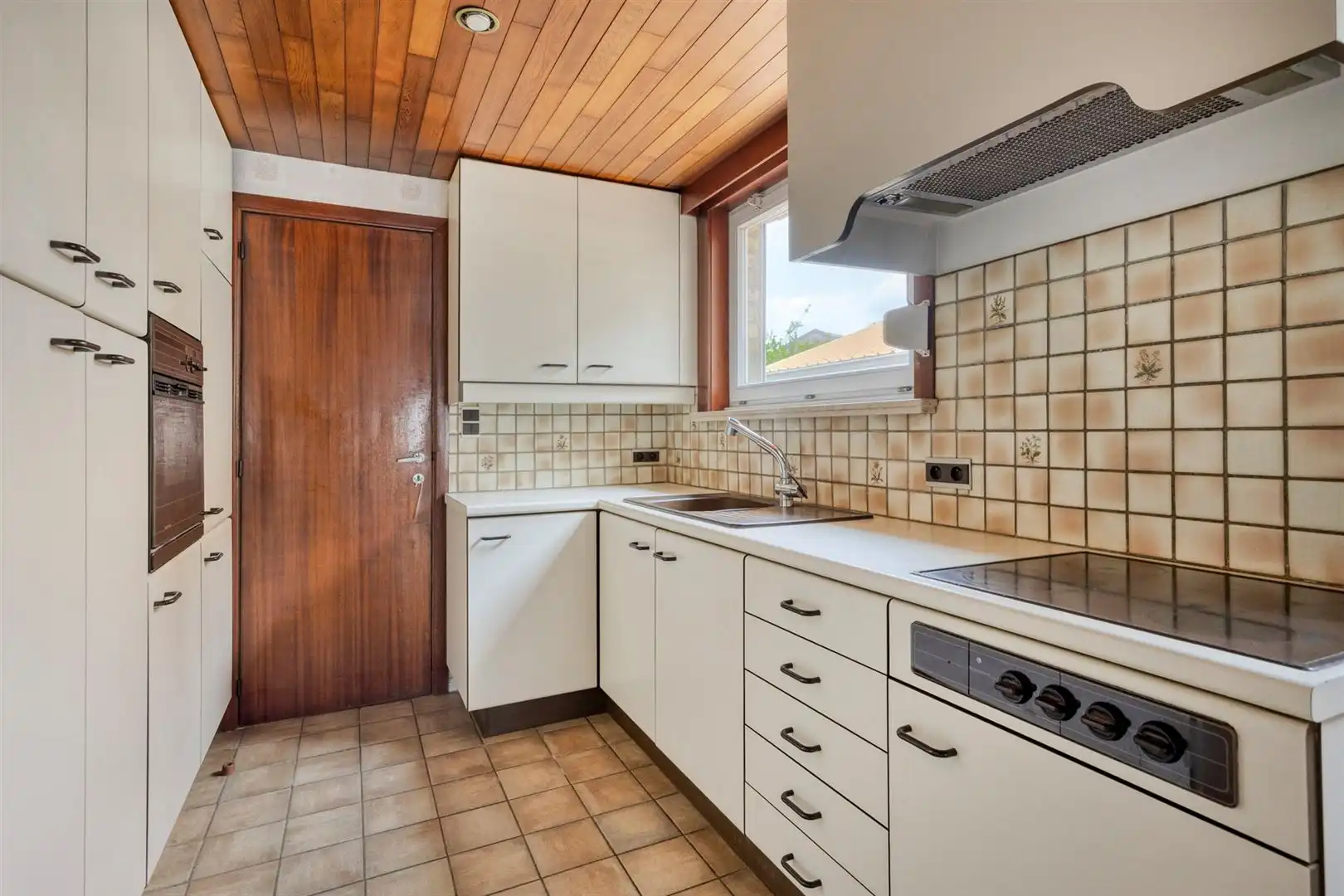 Te renoveren woning met zeer goede structuur en zijtoegang! foto 9