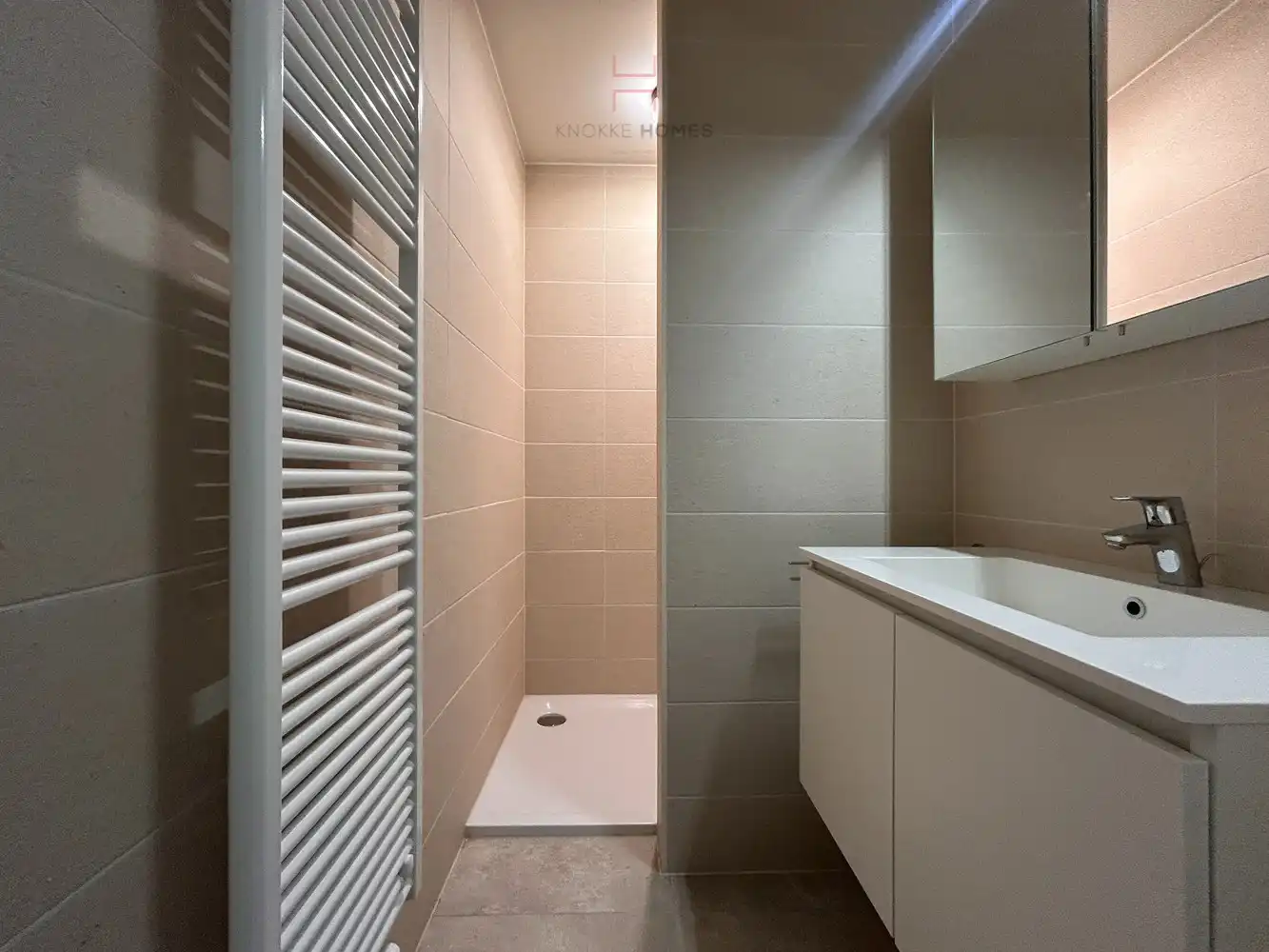 Zeer ruim en lichtrijk appartement met zijdelings zeezicht in Duinbergen foto 6