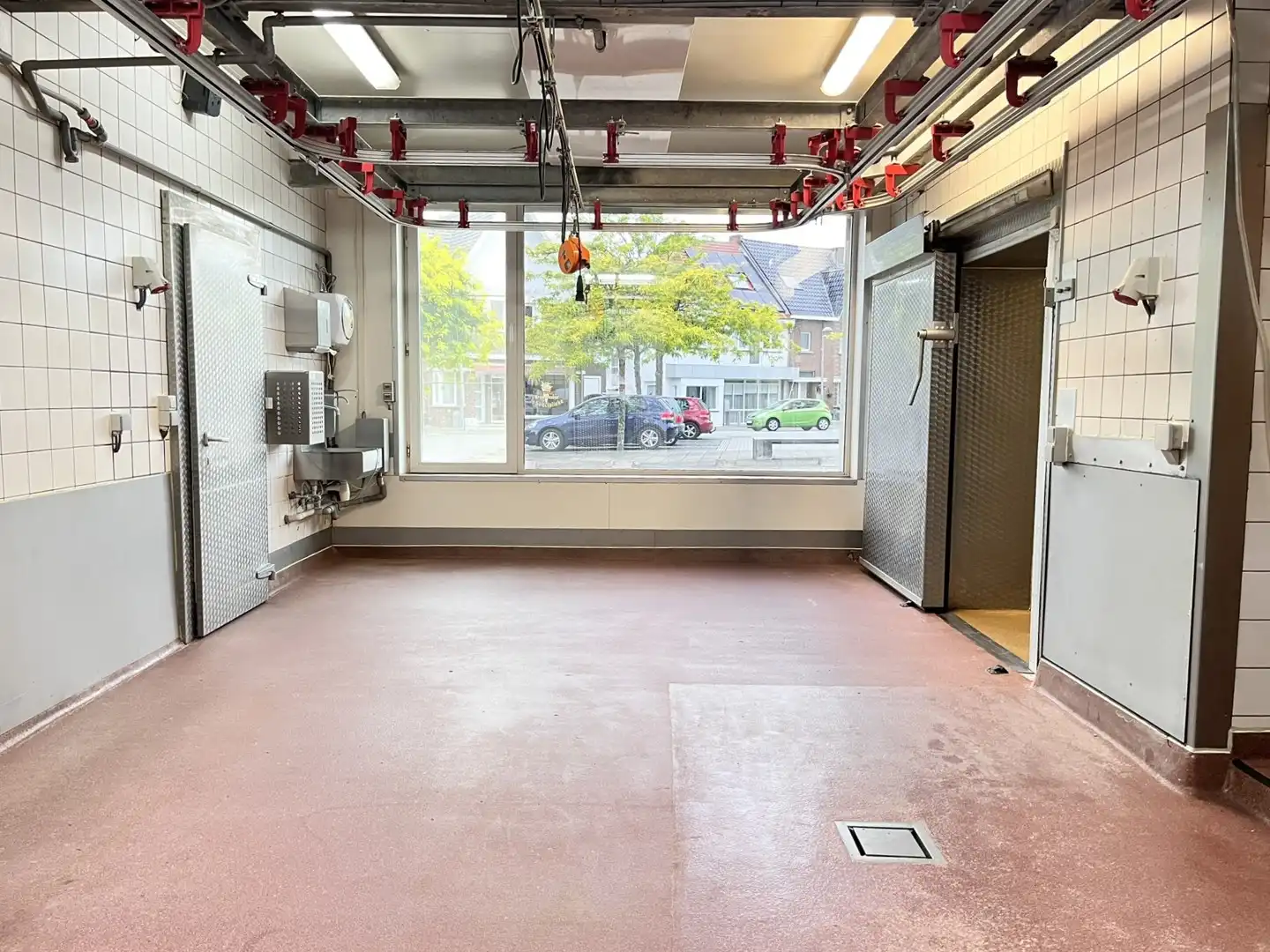 Gelijkvloerse koel- en handelsruimtes met laad- en loskade foto 11